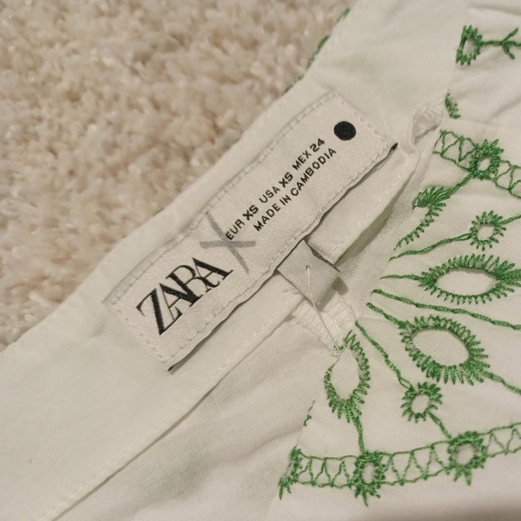 ZARA Kelly Green & Ecru Floral Eyelet Scalloped Hem Flounce Shorts - Picture 6 of 7